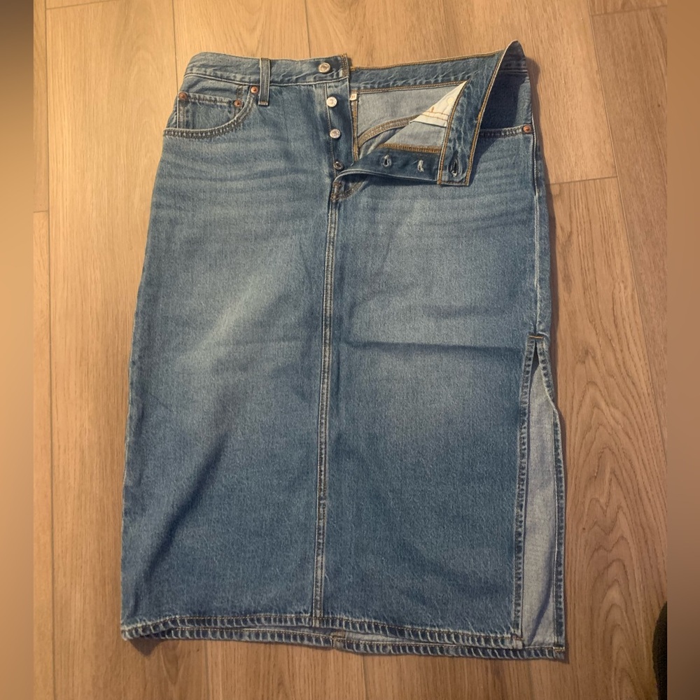 Levi’s Classic Button-Front Denim Skirt